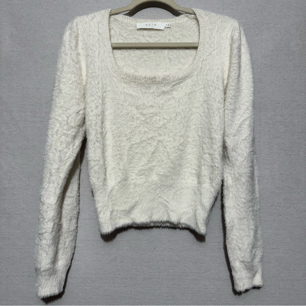 ASTR The Label white fuzzy sweater - size M
